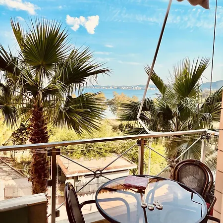 Azure Sea View Escape فلورا