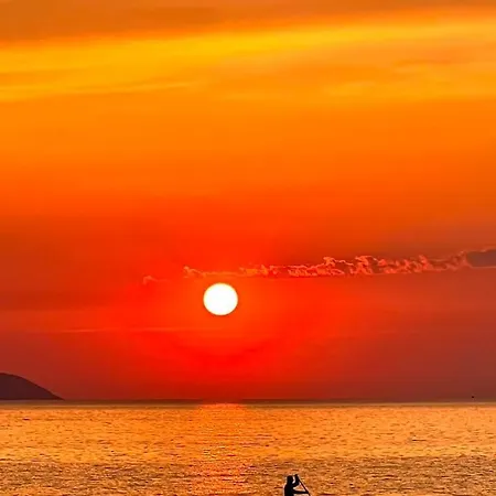 Azure Sea View Escape فلورا